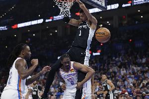 杰伦威：文班大概2.44米高 攻击他需要明智的决定&不能害怕