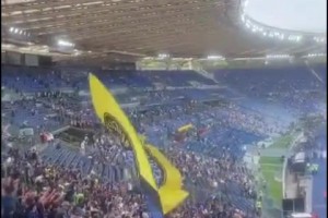 反客为主！实拍：国米球迷“攻占”空荡荡的罗马奥林匹克体育场集锦